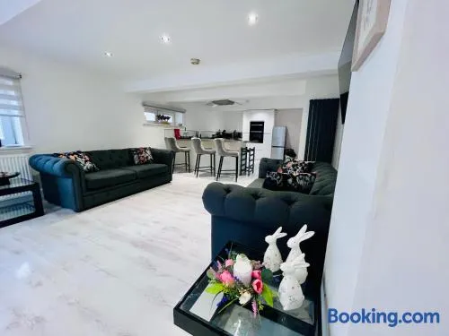 Unique Modern Studio Apartment - Image 1