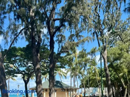 Guesthouse Waikiki Beach Area Free Parking - Image 1