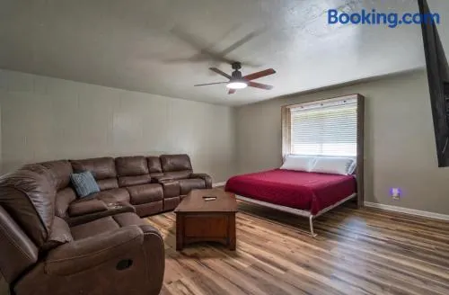Avondale House Pet-Friendly near OU Campus Sleeps 10 - Image 1