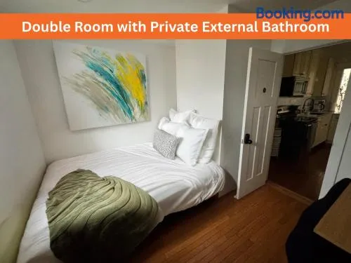 20 min NYC-Modern Private Room-Queen Bed-Parking Available But Confirm with Hosts - Image 1