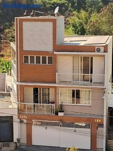 Casa grande com 3 suítes, piscina e área gourmet com churrasqueira - Image 1