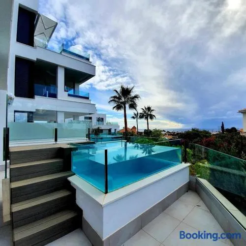 Luxury Santa Barbara Heights - Image 1
