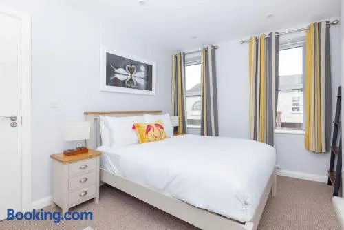 MODERN 2 BeD APARTMENT - Image 1