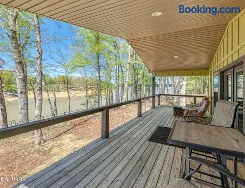 The Lake Cottage on the Peninsula - Image 1