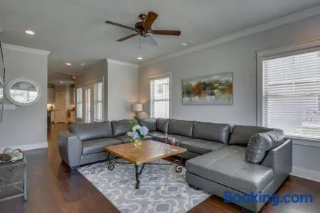 Twin Belmont Homes w 8 King Rooms 4 Living Rooms Sleep Up to 24 Guests Walk to Belmont & Vanderbilt Near Music Row The Gulch & 12 South 2 miles to Broadway Smart TVs Parking 24 Hr Hospitality - Image 1