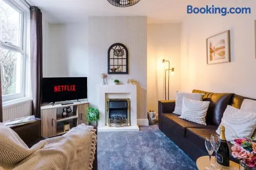 Bright 2-bed cottage in Chester by 53 Degrees Property, ideal for Couples & Small groups, City Centre - Sleeps 6 - Image 1