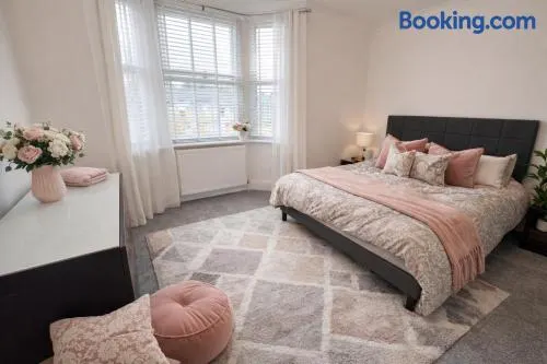 Charming Cottage in Old Windsor - Near Heathrow Airport & Lego Land - Image 1
