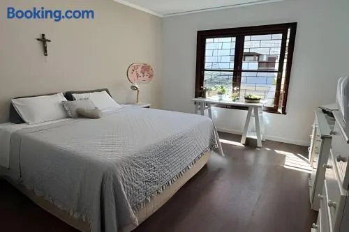 Ampla casa com 4 quartos - Image 1