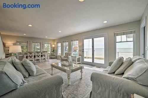 Getaway on Crystal Clear Lake Main and Guest House - Image 1