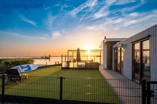 Maison de vacances adaptée aux familles avec barbecue, jacuzzi et terrasse | Vue lac | À côté de la plage | Avec animaux bienvenus - Image 1