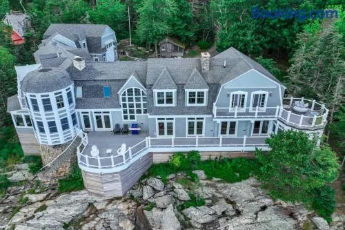 Spectacular oceanfront retreat with amazing views, sunroom & washer/dryer - Image 1