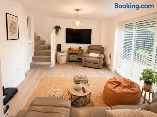 House Sleeps 6 with Garden and Parking - Image 1
