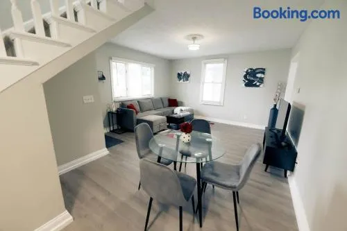 *Spacious 3-Bedroom~Deck*Firepit*Grill~12-Points - Image 1