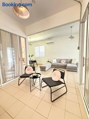 Apartment Close to Beach & Private Parking - Image 1