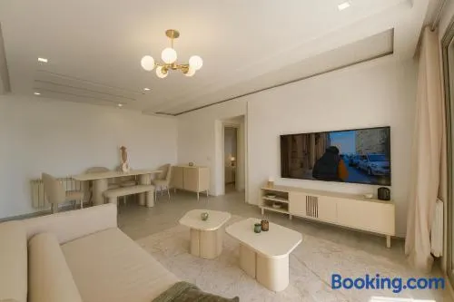 Luxury 2BR Apartment Private Jacuzzi 10mins From Airport - Image 1