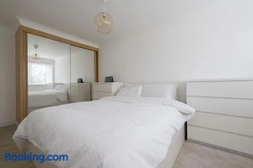 Cosy 2 bed Bluewater Kent Apartment - Image 1