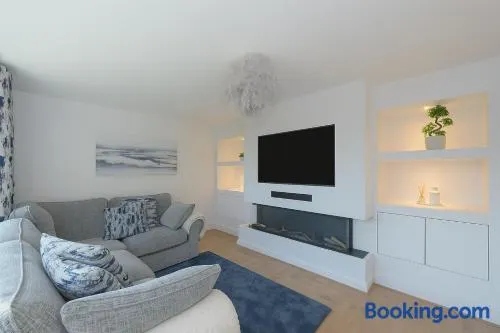 MODERN 3 BEDROOM PROPERTY WITH FREE DRIVEWAY PARKING by SHIRE STAYS - Image 1