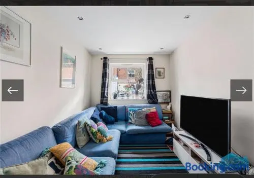 4 bedroom terrace house in desirable neighbour - Image 1