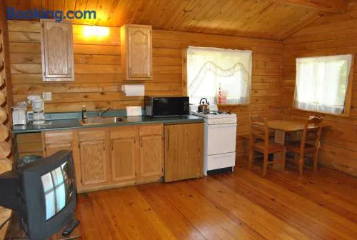 Robin Hill Camping Resort One-Bedroom Cottage 8 - Image 1