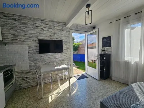 Appartement T2 3 étoiles, agréable avec jardin, plage à pied - Image 1