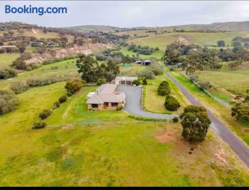 Peaceful FarmHouse stay next to Bacchus Marsh Town - Image 1