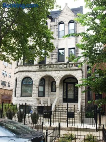 Stone Mansion Sleeps 10-20 Free TV & Parking - Image 1