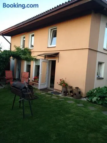 Namelis uždarame kieme - Image 1