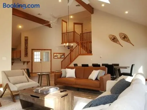 Newly Updated Grand Cabin Retreat Close to All - Image 1