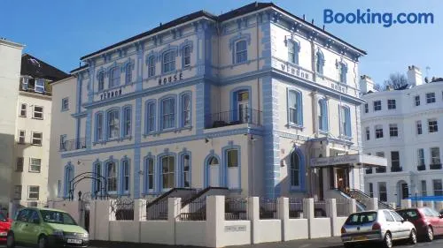 Vernon Guesthouse - Image 1