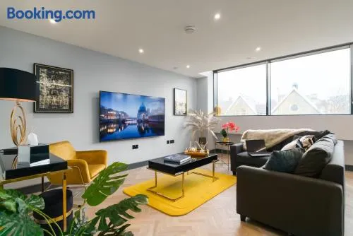 Luxe Apartments, The Moorwell, Secure Parking, - 10mins Cardiff City Ctr - Image 1