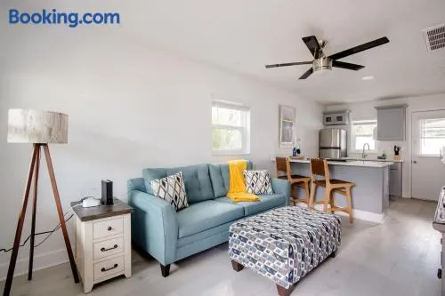 Walk Everywhere! 1-Bedroom Gem in Downtown Hub - Image 1