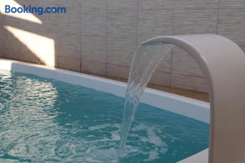 Casa ampla e agradável com piscina e churrasqueira - Image 1