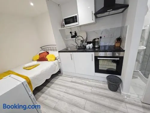 Self-contained Studio Room in Slough - Image 1