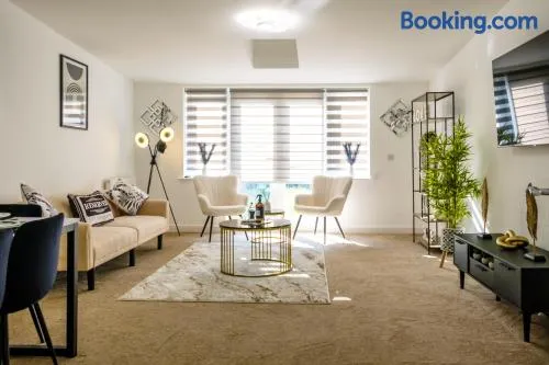 Serene Contractor Pad - Slough, Heathrow, Windsor - Free Parking- WiFi - Sleeps 6-7 - Image 1