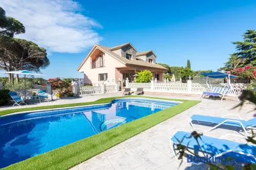 HomeHolidaysRentals Corts - Image 1