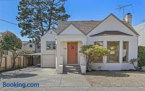 Cozy 5-Bedroom House, Perfect for Family and Work Groups - Image 1