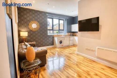 King size 1 bedroom comfort apartment en suite shower free toiletries wifi and hairdryer - Image 1