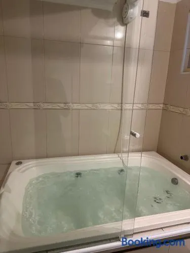 Apartamento Praia da Enseada - hidromassagem, ar condicionado sala e quartos e wifi - Image 1