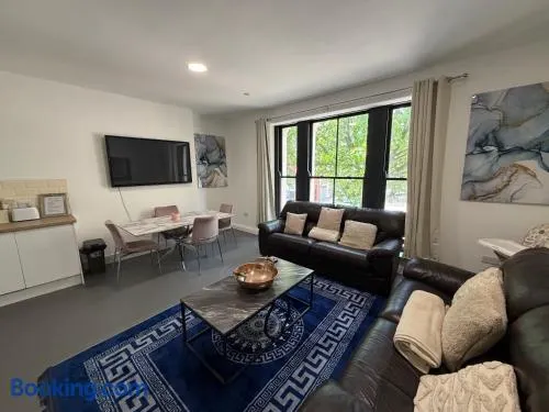 3 Bedroom Cardiff Bay Apartment - Image 1