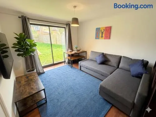 5-Bed MK Home - Sleeps 12 - Contractors & Groups Welcome - Image 1