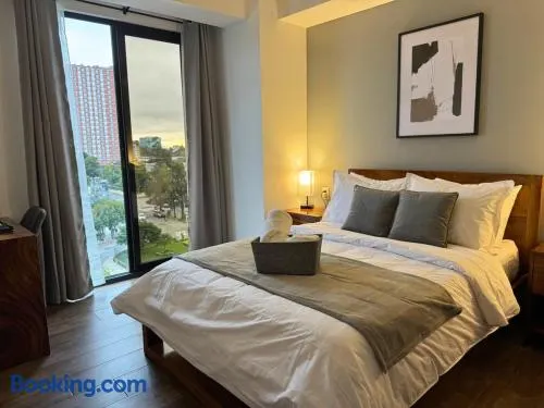 Luxury One-Bedroom City Views, Pool & AC - Image 1