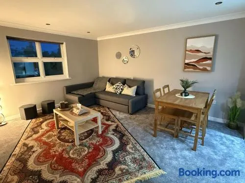 2 Bed - Sleeps 6 - Free Parking - Town Centre - Image 1