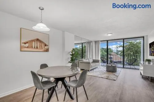 North Miami 2BR with Pool and Free Parking - Image 1