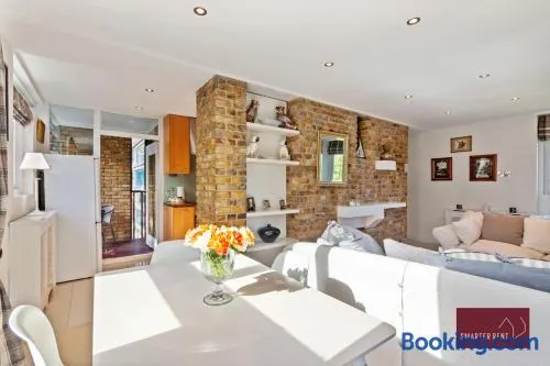 Richmond Three Bedroom Flat Parking - Image 1