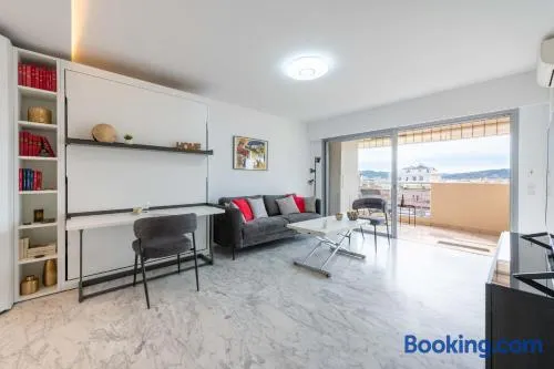 Studio in a Prestigious Residence Close to the City Centre - Image 1