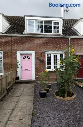 Pink Door Cottage - Image 1