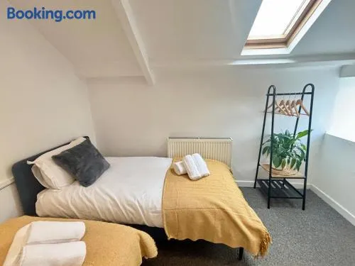Treforest Apartment 3 Bedrooms - Next Station - Free Parking - Image 1