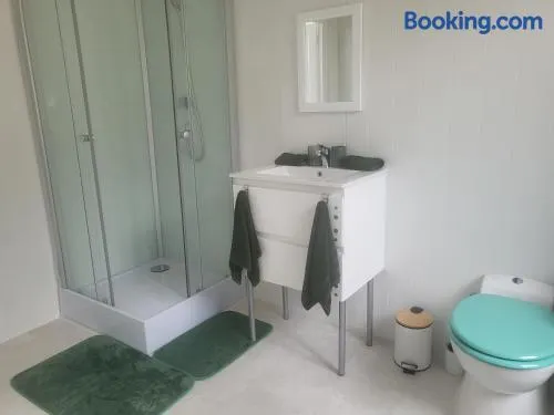 1Bed Apartment Sleeps 2 - Parking Wifi - Image 1