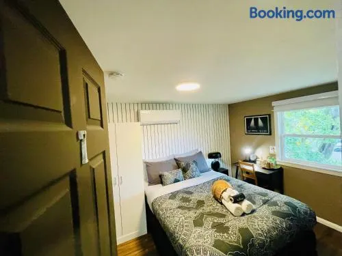 Cozy Small Room - Queen bed - Free Parking in Charlottetown - Image 1