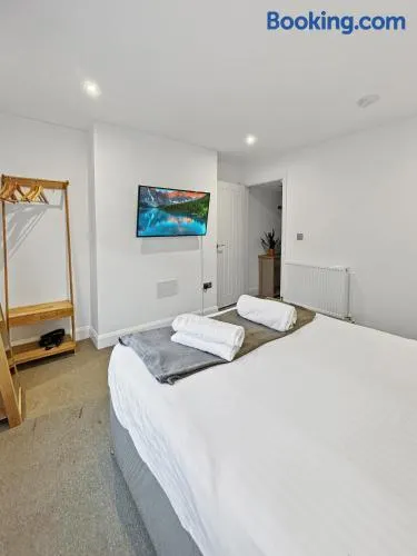 Amaya Six - Sleeps 4 - Modern 1 bed - Newly renovated - Central Grantham - Free Gym Access - Image 1